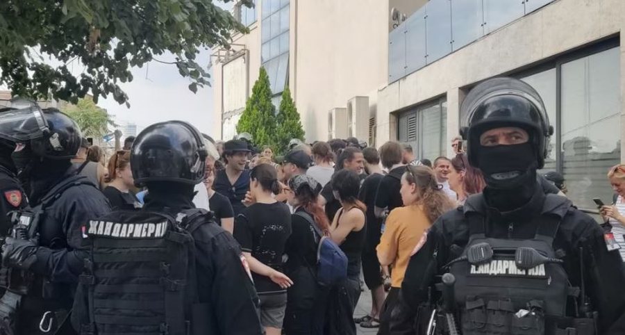 Protesta dhe bllokime rrugësh, “mosbindja civile” në Serbi