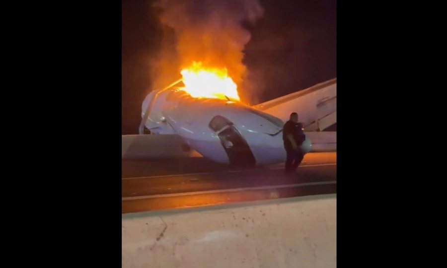 VIDEO/ Avioni rr&euml;zohet n&euml; nj&euml; autostrad&euml; n&euml; Texas dhe
