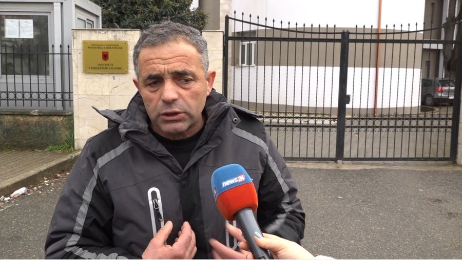 Vdekja e 23-vje&ccedil;arit, prind&euml;rit denoncojn&euml; mjek&euml;t e