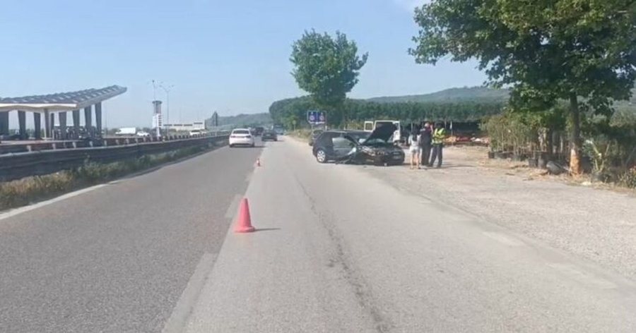 Aksident n&euml; aksin Fier-Lushnj&euml;/ &ldquo;Audi&rdquo; del nga rruga