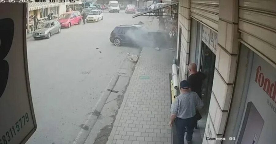 U përplas në trotuar nga një makinë në Peshkopi,