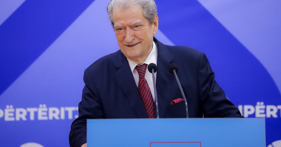 "Protokolli turk i nxori kartonin e kuq n&euml; dark&euml;n