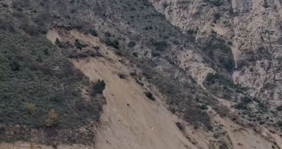 Rrëshqitje dheu nga moti i keq/ Fshati në Gjirokastër prej 5