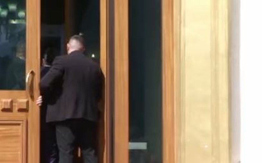 Qytetar&euml;t n&euml; protest&euml;, tensione n&euml; hyrje t&euml; Kuvendit/ U