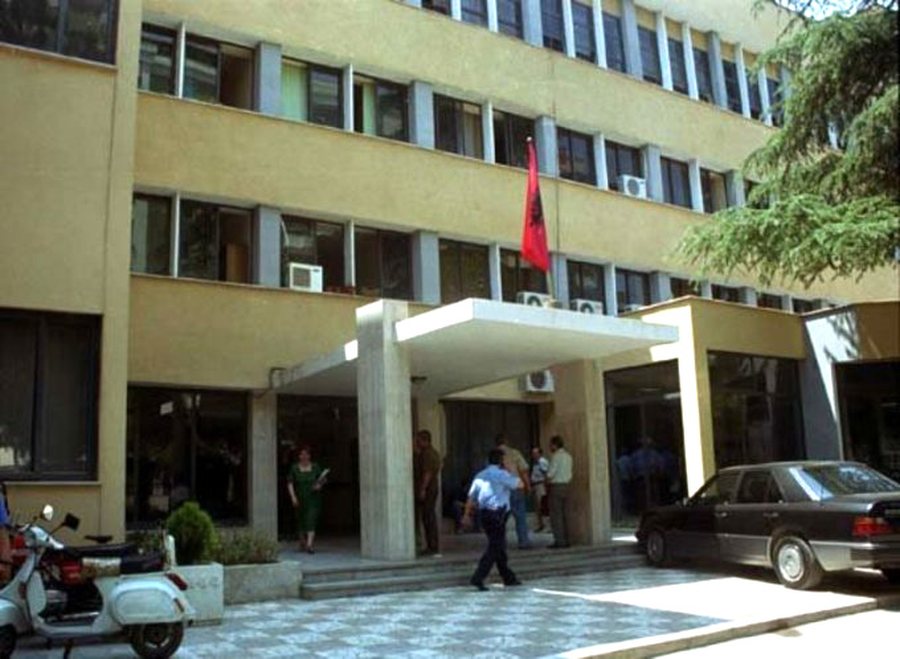 Shembja e pallatit n&euml; Kombinat pas t&euml;rmetit/ Gjykata e Tiran&euml;s
