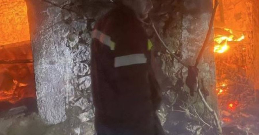 E rëndë në Shkodër/ Rrufeja shkakton zjarr në një