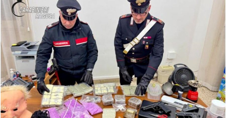 U kap me dy pistoleta dhe 10 kg drog&euml;/ Vihet n&euml; pranga