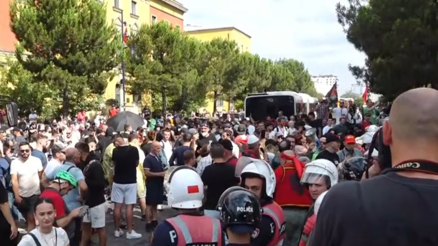 Ndryshon plani i protest&euml;s! Qytetar&euml;t largohen nga Kuvendi, nisin