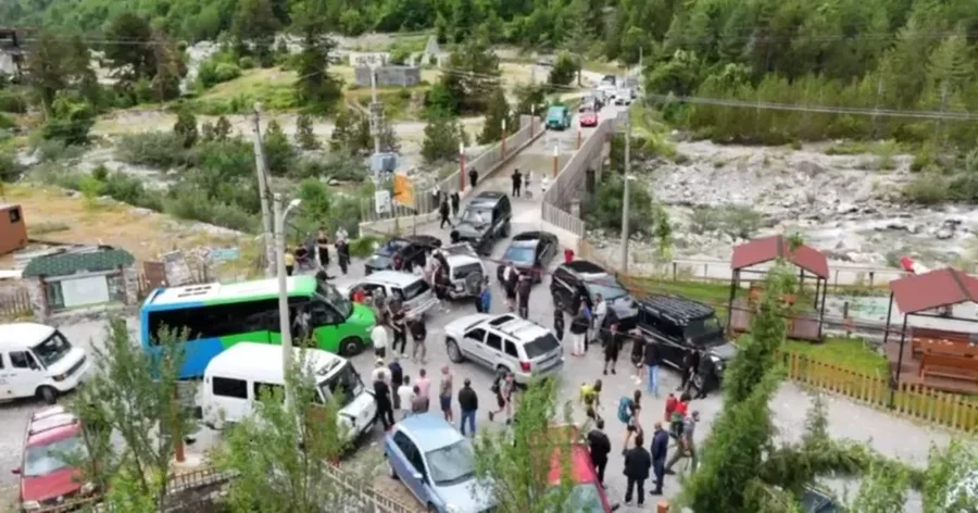 Përplasje në Theth, banorët gjuajnë me molotov fadromat e