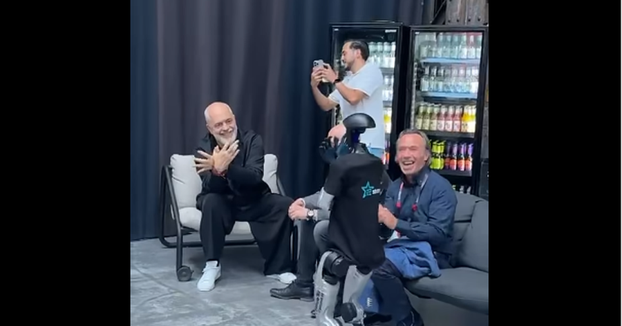 VIDEO/ Rama i &lsquo;m&euml;son&rsquo; robotit t&euml; b&euml;j&euml;