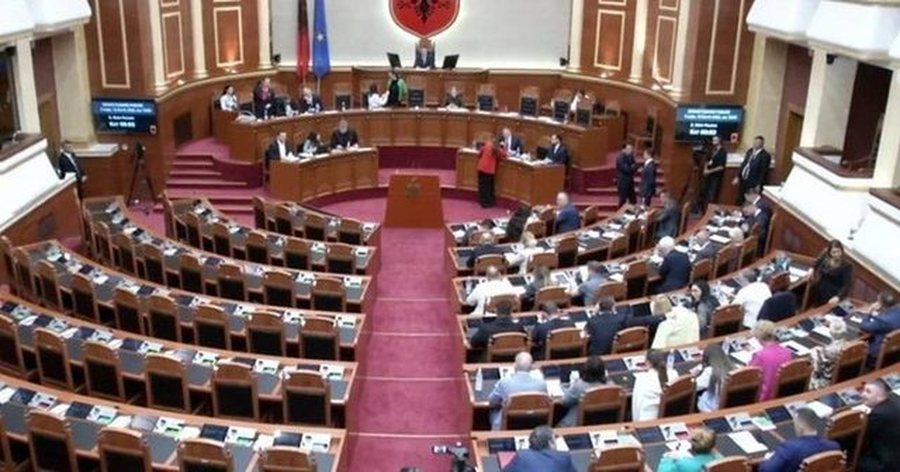 Jasht&euml; protest&euml;, brenda Kuvend/ Sot seanca plenare, caktohen