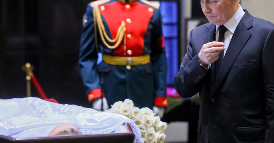 FOTO/ Shoqja e tij e klasës ndërroi jetë, Putin merr pjesë