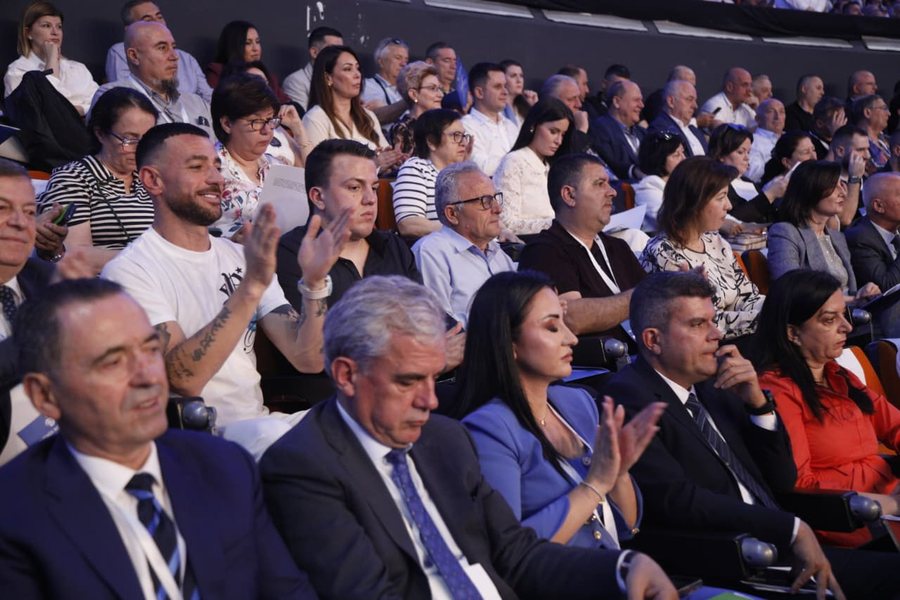 FOTOLAJM/ Reperi kandidat p&euml;r K&euml;shillin Komb&euml;tar t&euml;