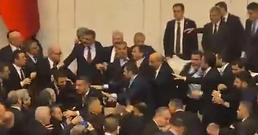 VIDEO/ Plas grushti n&euml; parlamentin turk, deputet&euml;t p&euml;rleshen