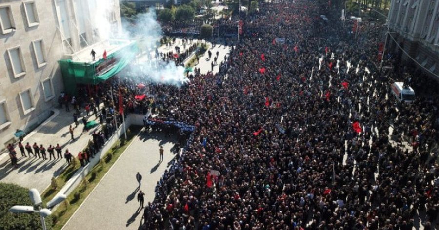 Opozita proteston sot për mbylljen e TikTok, policia "blindon"