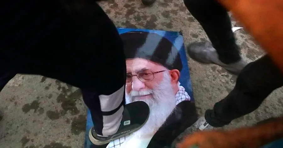 Revolta simbolike/ Grat&euml; iraniane ndezin cigare mbi portretin e djegur