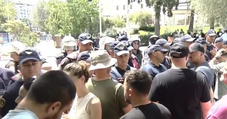 Tensione para Kuvendit/ Qytetar&euml;t sulmojn&euml; me vez&euml; dhe uj&euml;
