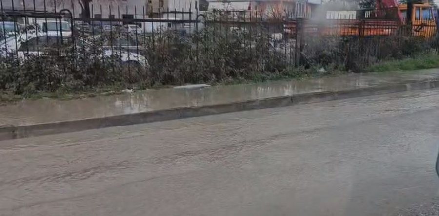 VIDEO/ Situat&euml; problematike n&euml; aksin Elbasan-Gjinar, qarkullimi i