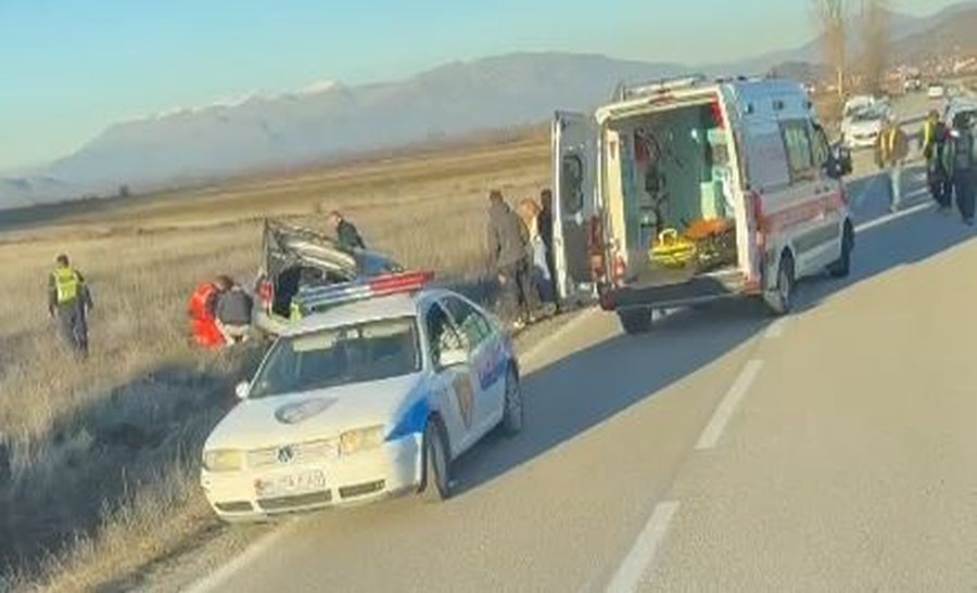 Aksident n&euml; aksin rrugor Kor&ccedil;&euml;-Ersek&euml;, dy t&euml; rinj