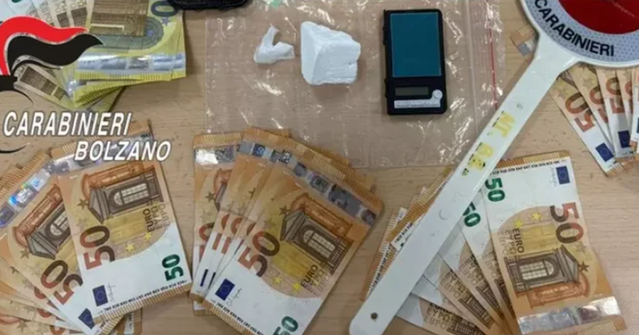 Shiste drogë përmes dyqanit të tij ushqimor, arrestohet shqiptari