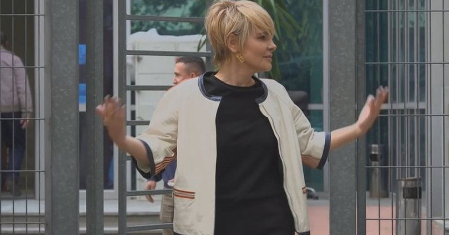 Monika Kryemadhi ndryshon &#039;look&#039;, batuta me gazetaret nga SPAK