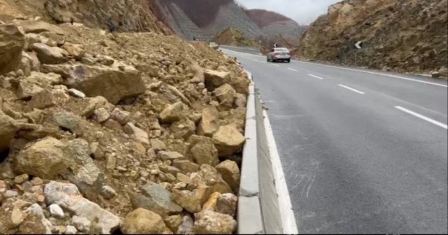 Reshjet intensive/ Sërish rrëshqitje dherash në aksin