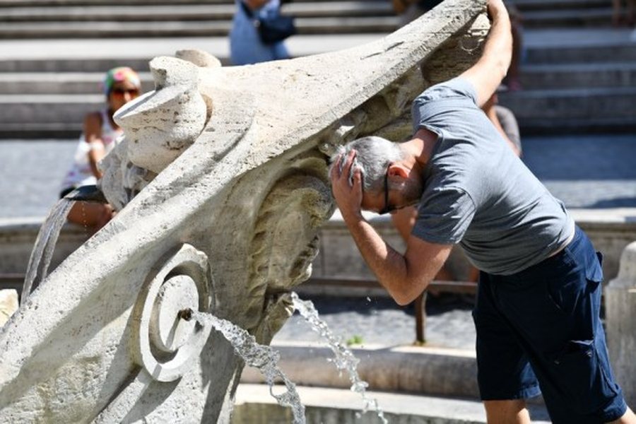 Vala e të nxehtit pushton Evropën/ Alarme të kuqe në disa