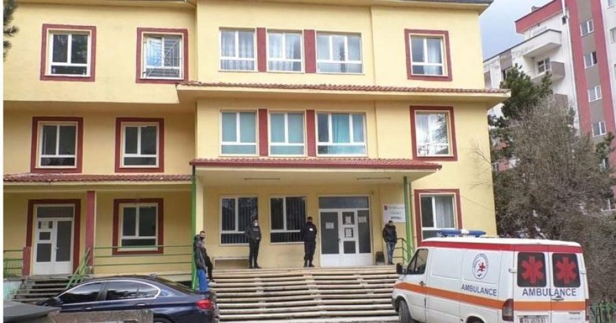I plas granata teksa punonte tokën, plagoset 49-vjeçari në