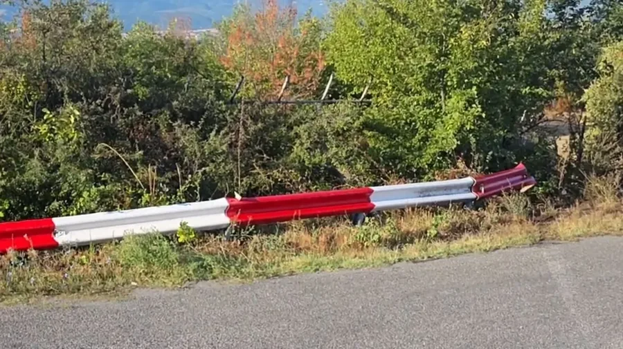 Aksident me vdekje në Greqi, makina përplaset me barrierat