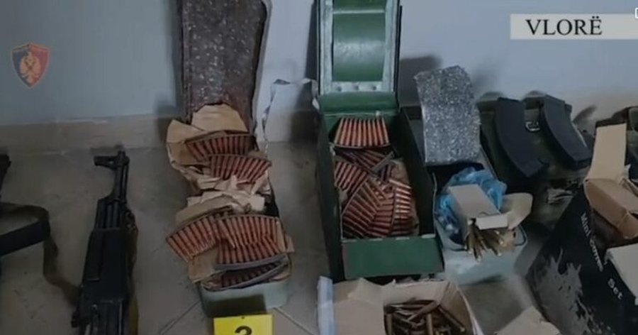 Gjenden armë zjarri dhe municion luftarak të fshehura në murin e