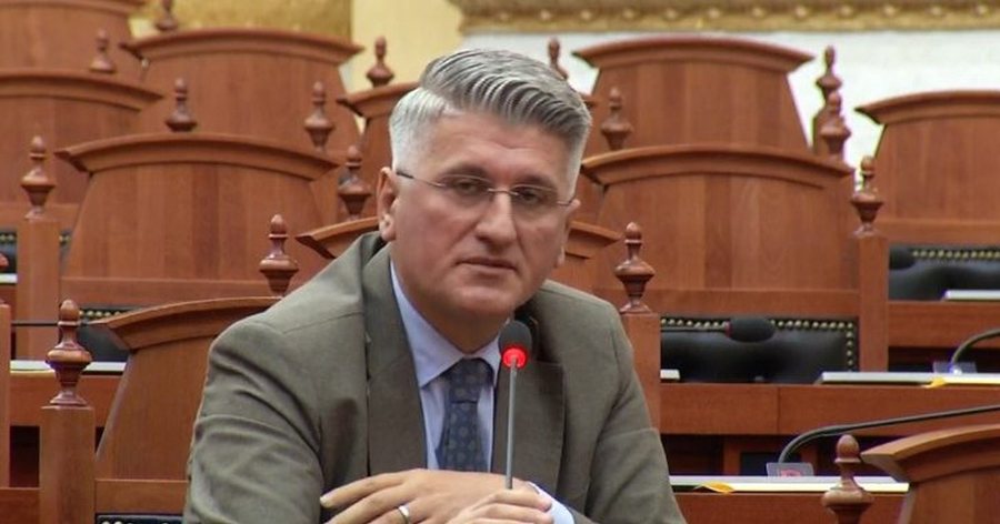 "Balla fyerje jashtë mikrofonit dhe zonjat...", debat në