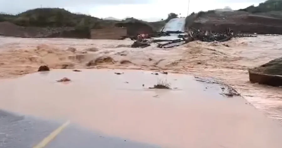 Stuhia dhe rrebeshet e shiut shkaktojnë përmbytje masive në