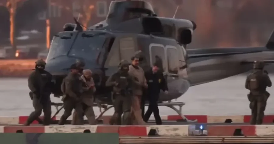 Me pranga n&euml; duar dhe rrethuar nga oficer&euml;, Maduro dhe gruaja e tij