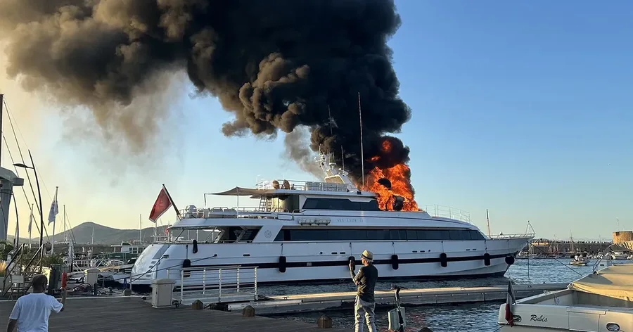 VIDEO/ Ishte i ankoruar në Saint-Tropez, superjahti luksoz shpërthen