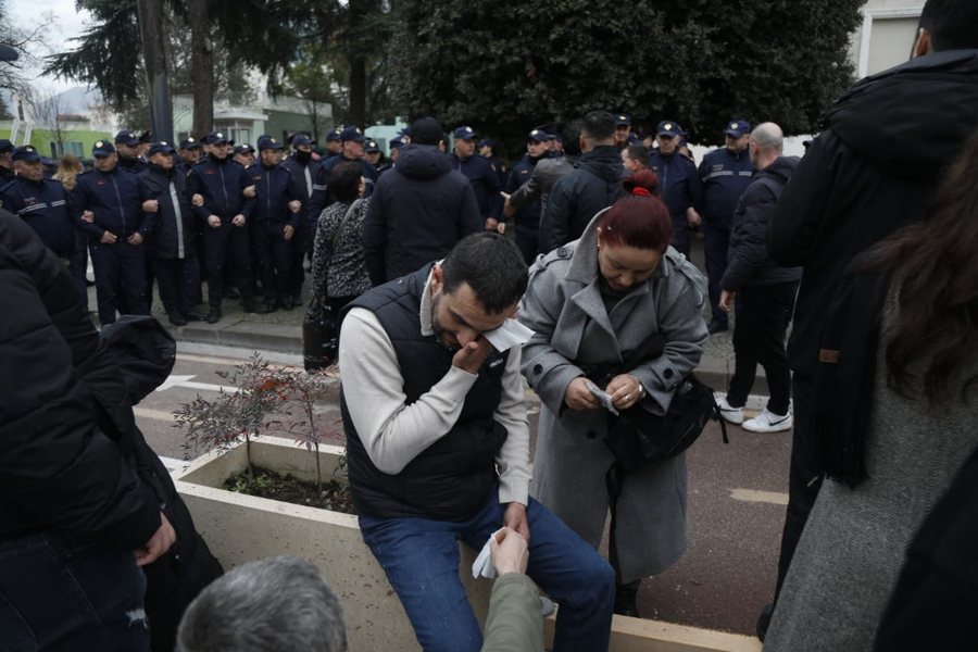 FOTOLAJM/ Lapaj i l&euml;nduar, policia shkul bombolat e gazit dhe