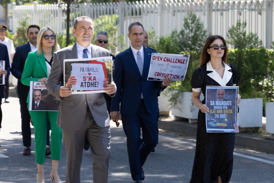 Sot protesta e 19 kund&euml;r qeveris&euml;/ &ldquo;Rama n&euml; burg, Belinda