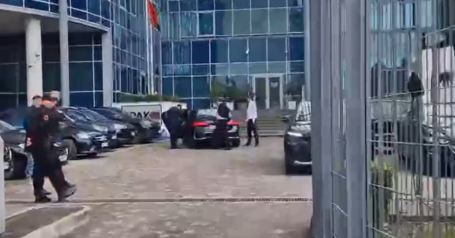 VIDEO/ Ambasadori spanjoll shkon n&euml; SPAK, takim me Klodian Brahon