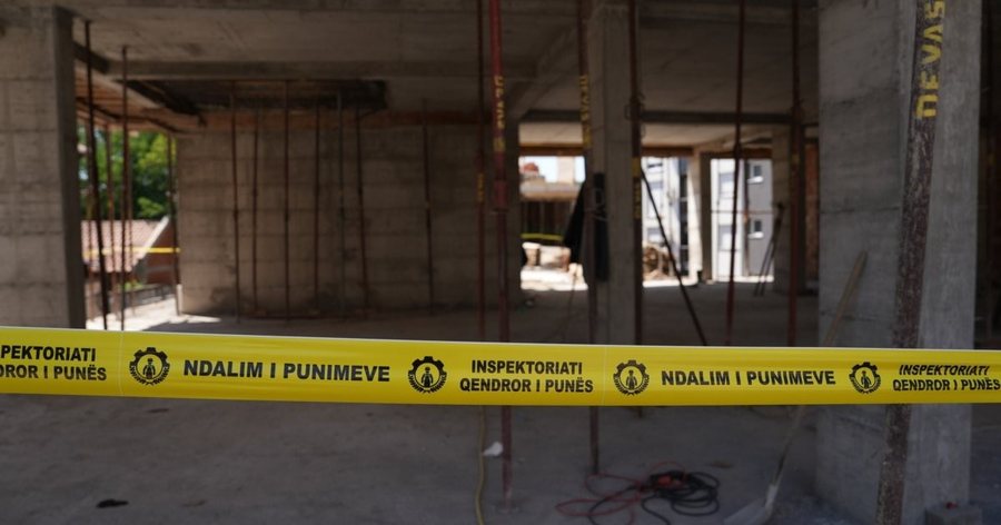 Ra nga çatia e ndërtesës ku po punonte, humb jetën