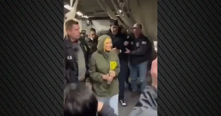 VIDEO/ E veshur me&nbsp;nj&euml; bluz&euml; me kapu&ccedil;&nbsp;dhe me