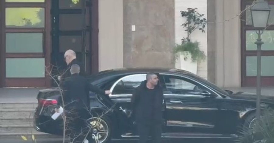 FOTOLAJM/ Rama rikthehet s&euml;rish n&euml; kryeministri! Me k&euml; bisedoi