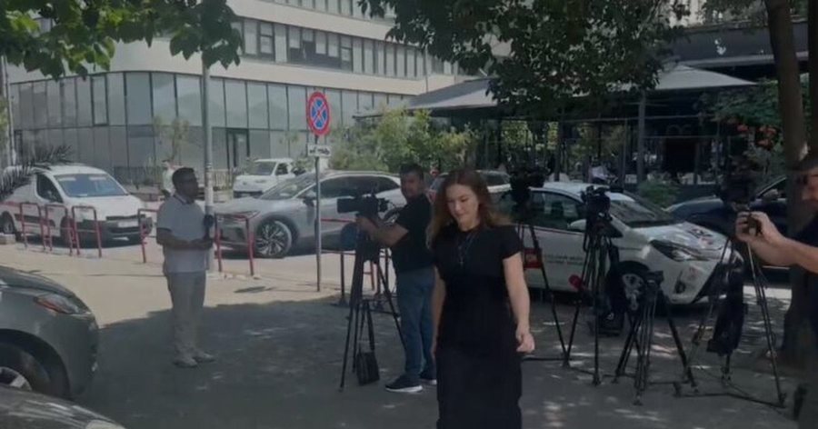 Në zbatim të masës detyrim paraqitje, Ajola Xoxa paraqitet