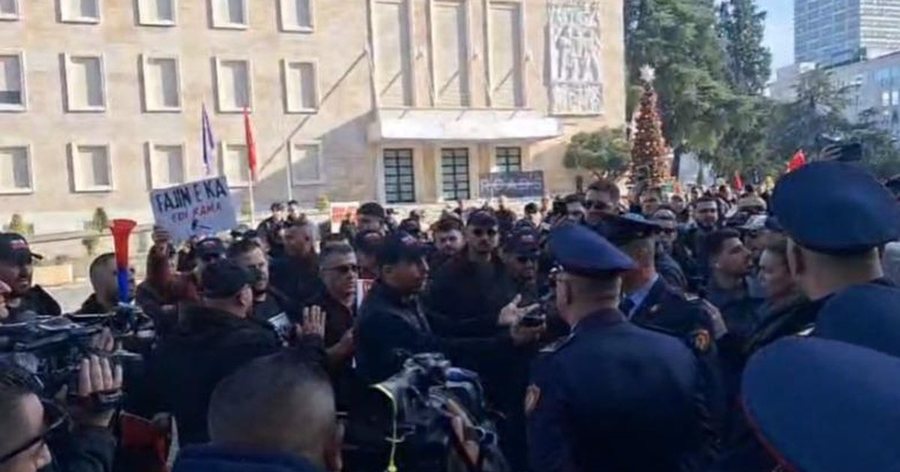 &lsquo;Shqip&euml;ria B&euml;het&rsquo; protest&euml; para kryeministris&euml;/