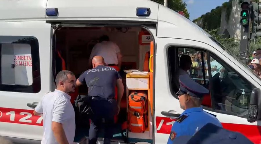 Protestuesit hedhin vez&euml; n&euml; drejtim t&euml; policis&euml; dhe