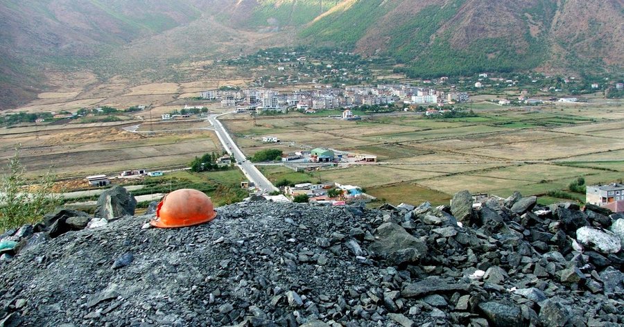 U godit nga një masiv gurësh, plagoset minatori në Bulqizë