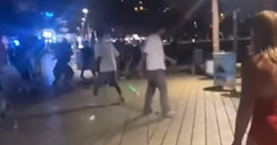 EMRAT/ Turistët italianë, sherr me sende të forta në