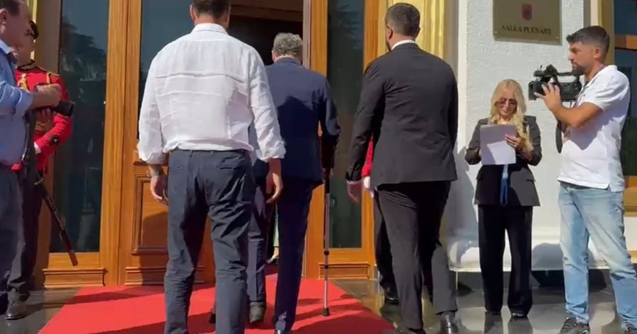 Çfarë i ka ndodhur? Bardh Spahia me paterica në Kuvend: Do hy