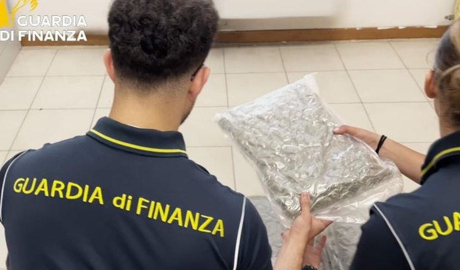 Goditet rrjeti i trafikut t&euml; drog&euml;s n&euml; Itali, n&euml; pranga