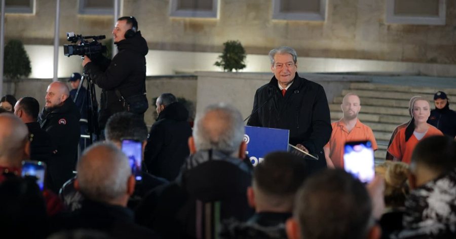 Berisha p&euml;rsh&euml;ndet protestuesit e partis&euml; &lsquo;Shqip&euml;ria