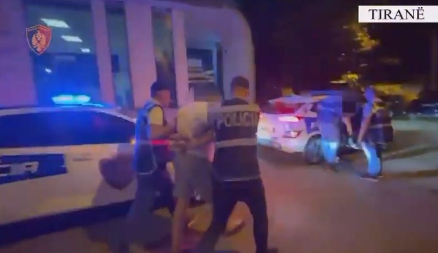 EMRAT/ Kanosën me armë zjarri një 30-vjeçar, vihen në
