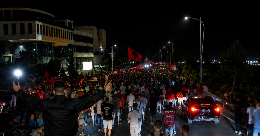 Prapaskenat e marshimit drejt Rinasit, kush i &ccedil;oi protestuesit 4 or&euml;